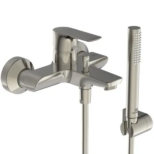 Edelstahl-Badarmatur mit einem zentralen Mischhebel und einer Handbrause, montiert an der Wand, von Ideal Standard.